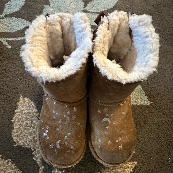 Size 9 Uggs stars ✨ and moon 🌙 - Picture 4 of 5